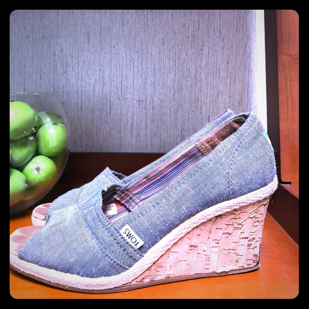 Toms SZ 6W Chambray Wedges.